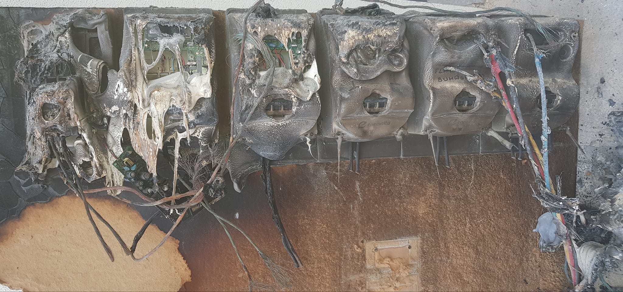 Paura a Mqabba: quadri elettrici vanno a fuoco, edificio evacuato
